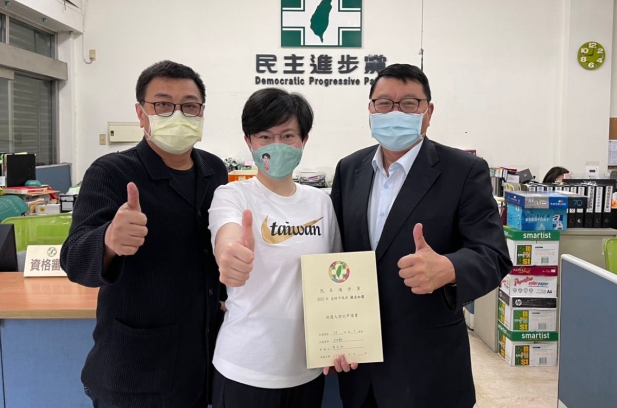 ▲前台中市長張溫鷹女兒陳俞融（中），今由前台中市副市長陳大鈞（右）陪同登記。（圖／陳俞融提供，2022.03.25）