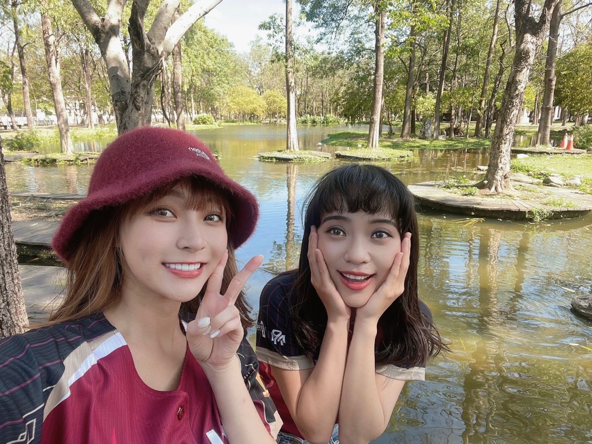 ▲樂天女孩林襄、黃捷合影。（圖／樂天提供）