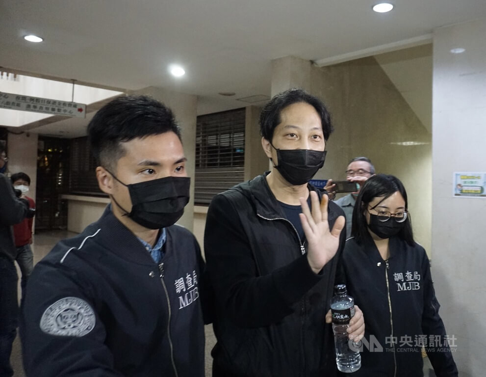 ▲街口集團執行長胡亦嘉及莊姓妻子等人涉嫌辦理基金配售時，未公平配售投資人，獲取不法所得初估約新台幣9000萬元。檢調24日約談胡男等5人，25日移送北檢複訊，漏夜偵訊中。中央社記者林長順攝 111年3月25日