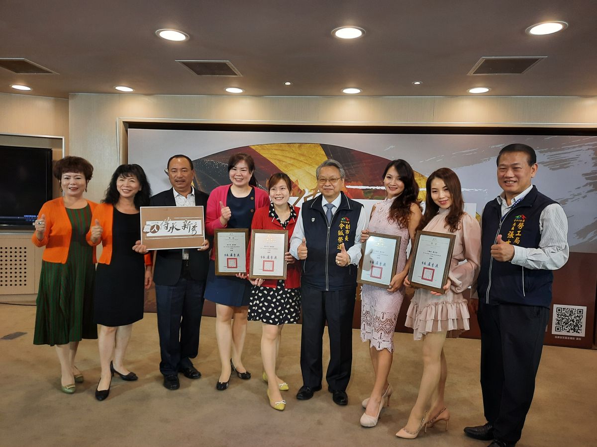 ▲中市職人傳承新秀選拔去年獲獎的美容職類職人與新秀。（圖／勞工局提供）