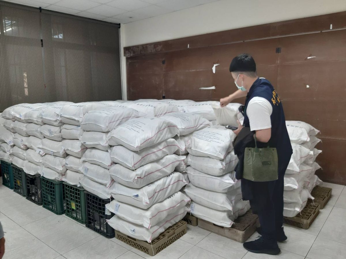 ▲高雄市衛生局發現，業者有逾期白米、佛跳牆、果汁、里肌豬排、小湯圓及人造奶油等10項食品，當場予以封存，並帶回相關事證漏夜釐清來源與流向。（圖／高雄市衛生局提供）