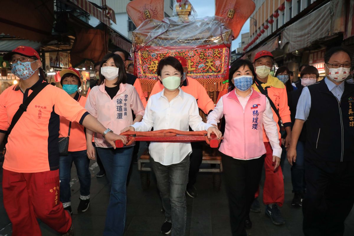 ▲市長盧秀燕今早親自出席點燃起馬炮，並扶轎恭迎老四媽起駕，祈求媽祖庇佑市民平安。（圖／市府提供）