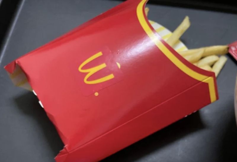 ▲一名網友表示，他在吃麥當勞時，發現薯條上頭貼著顛倒的logo貼紙。（圖／翻攝自Dcard）