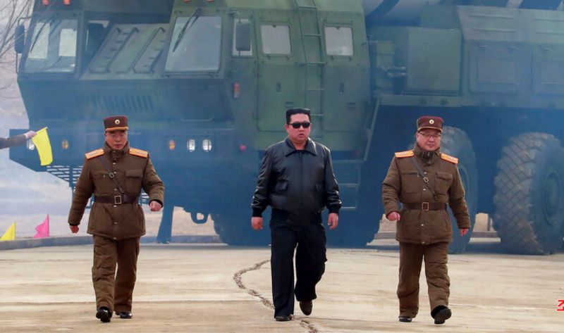 ▲北韓領導人金正恩親赴火星-17洲際彈道飛彈試射現場，身穿皮夾克、戴墨鏡的他，在磅礡背景音樂和特殊運鏡襯托下，竟活像是在拍電影。（圖／美聯社／達志影像）