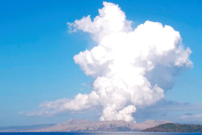▲菲律賓首都馬尼拉南方的塔爾火山（Taal Volcano）今天早上噴發，將火山灰與蒸氣噴到1500公尺外的高空，數以千計住在火山附近的居民被下令撤離。（圖／美聯社／達志影像）
