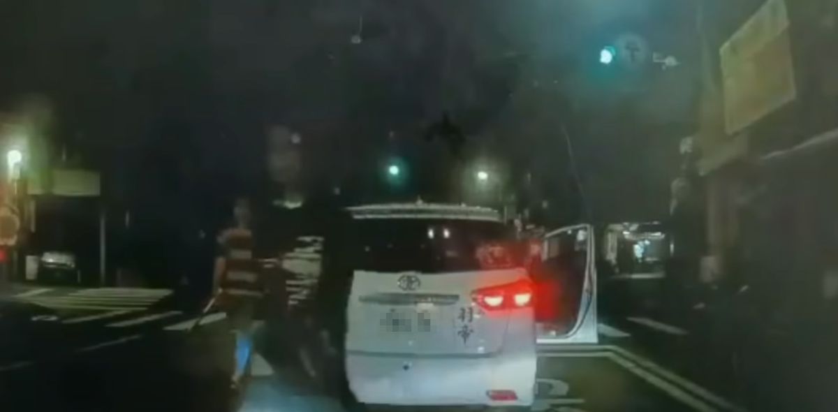 ▲賴男等3人以為遭到挑釁，遂拿棍棒砸車。（圖／翻攝畫面）