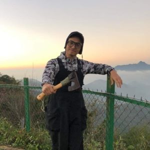 王少偉 ▲王少偉拿出的露營小斧頭,跟許藍方的一模一樣。(圖 / 翻攝王少偉FB)