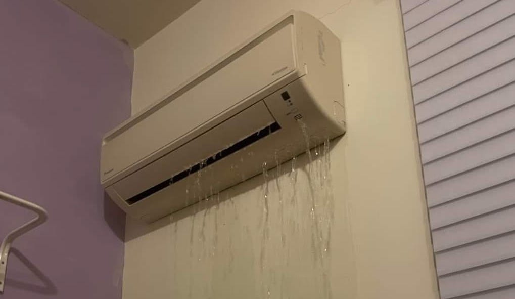 ▲有網友分享，自己家中冷氣突然狂流口水，變成「室內瀑布」。（圖／翻攝自爆廢公社）