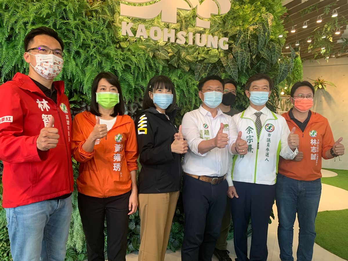 ▲民進黨高雄市黨部主委趙天麟（左四）今（26）日在與已完成黨內初選登記的市議員參選人合體拍、錄製宣傳影片，並宣布即刻起請假到5月22日主委選舉結束。（圖／民進黨高雄市黨部提供）