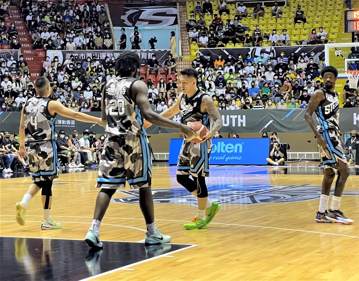 ▲高雄鋼鐵人周儀翔(持球者)藉罰球拿下PLG生涯首分。（圖／鍾東穎攝 ,2022.03.26）