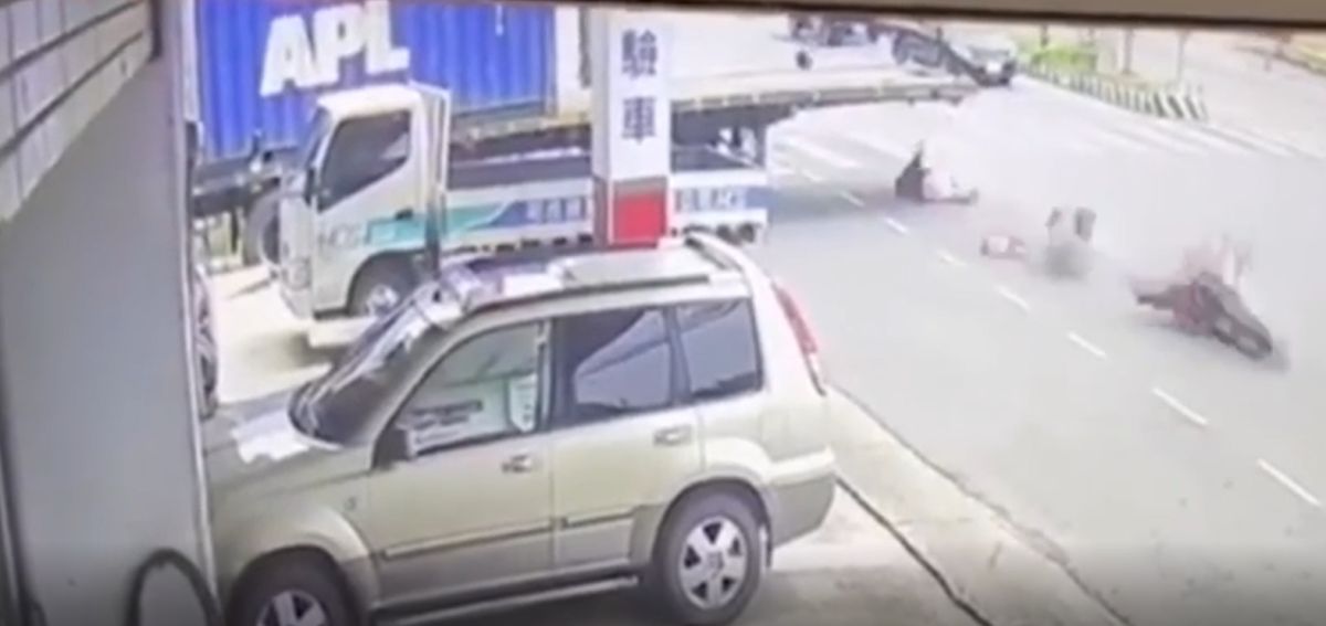 ▲官男疑似未注意車前路況，迎面撞上違停聯結車。（圖／翻攝畫面）