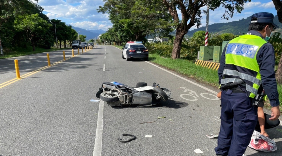 ▲羅姓男子因不明原因撞上電線杆，導致頭部重創，送醫不治。（圖／翻攝畫面）