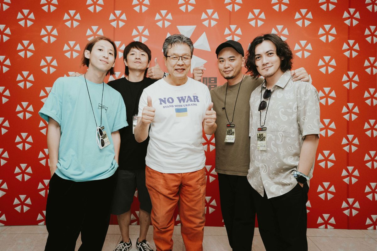 ▲楊烈（中）把反戰衣穿上身，聲援烏克蘭。（圖／出日音樂提供）