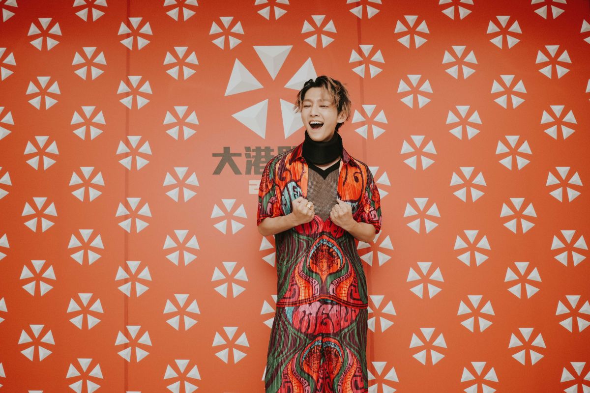 ▲炎亞綸開深V、戴著護頸登台表演。（圖／出日音樂提供）