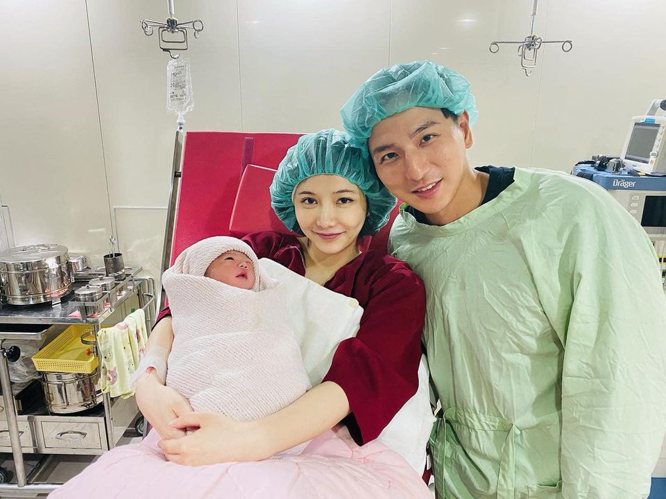 ▲楊奇煜（右）推開所有工作，暖心陪老婆生產。（圖／翻攝楊奇煜FB）