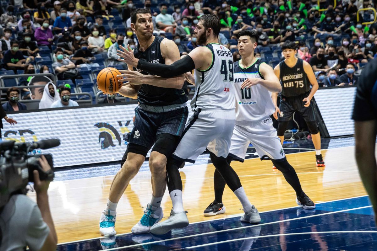 ▲桃園雲豹本周出戰台啤英熊，防守目標是「巨獸」德古拉（持球者）。（台啤英熊提供）