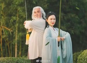 張紀中杜星霖 ▲金庸劇大製作張紀中(左)日前發布武俠短片,捧嫩妻杜星霖當「越女劍」女主角小青。翻攝張紀中視頻