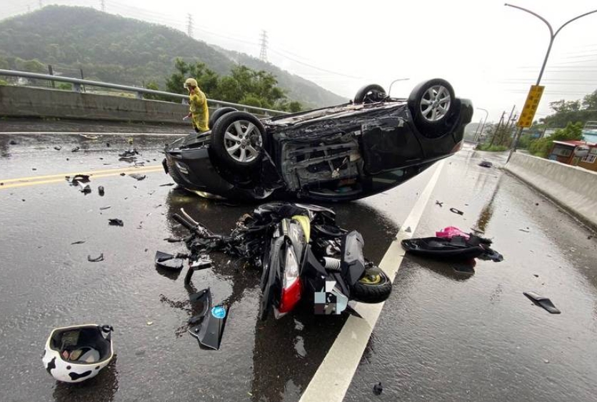▲37歲陳姓女駕駛在三義雙湖高架橋「打水漂」，隨後衝到對向翻車，導致23歲機車朱姓男騎士閃避不及直接撞上，傷勢嚴重、昏迷指數6。（圖／翻攝畫面）