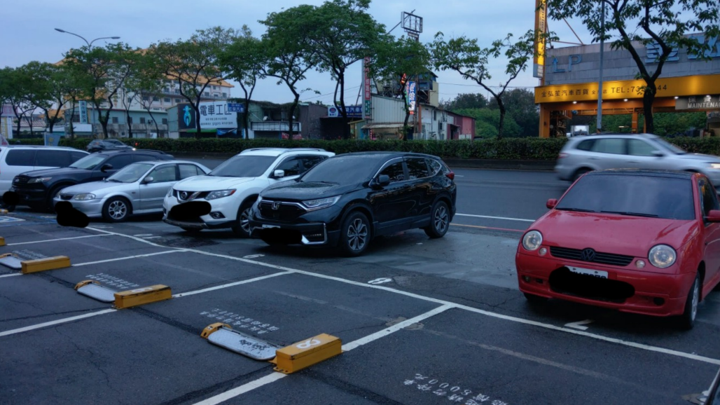 ▲彰化某賣場內竟然有一整排車子疑似為了躲收費，未正確停在車格內，離譜景象也讓網友全看傻。（圖／翻攝自臉書社團《彰化人大小事》）