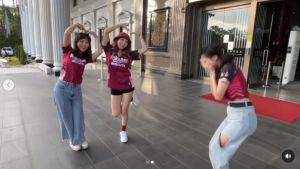 ▲▼黃捷(左一)和林襄(中)學跳應援舞。(圖/黃捷IG) ▲▼黃捷(左一)和林襄(中)學跳應援舞。(圖/黃捷IG)