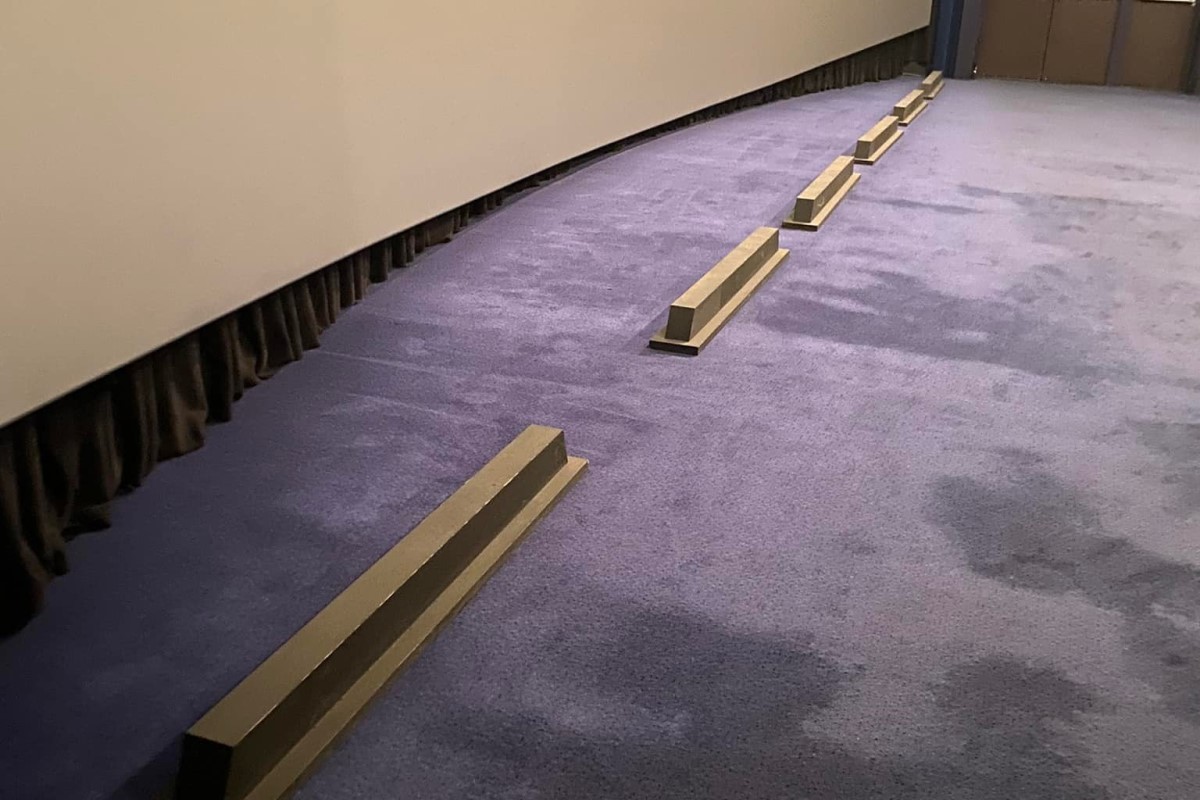 ▲電影院布幕前ㄧ排長方形物有何用？內行曝正解：「這很重要」。（圖／臉書社團《爆廢公社公開版》） 