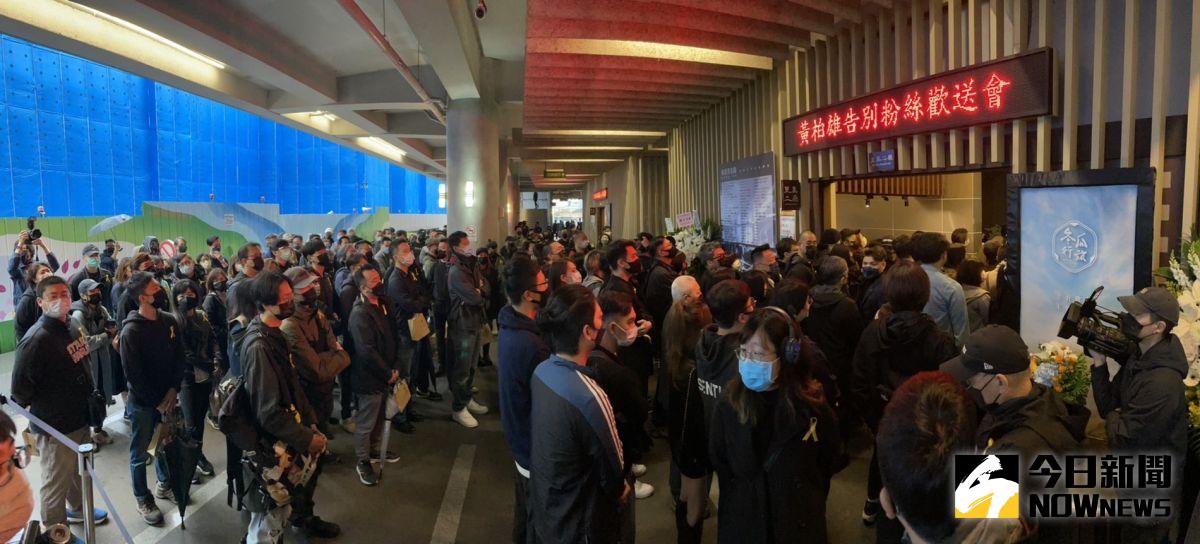 ▲攝影師黃柏雄告別式擠滿500名親友送別。（圖／記者陳明安攝）