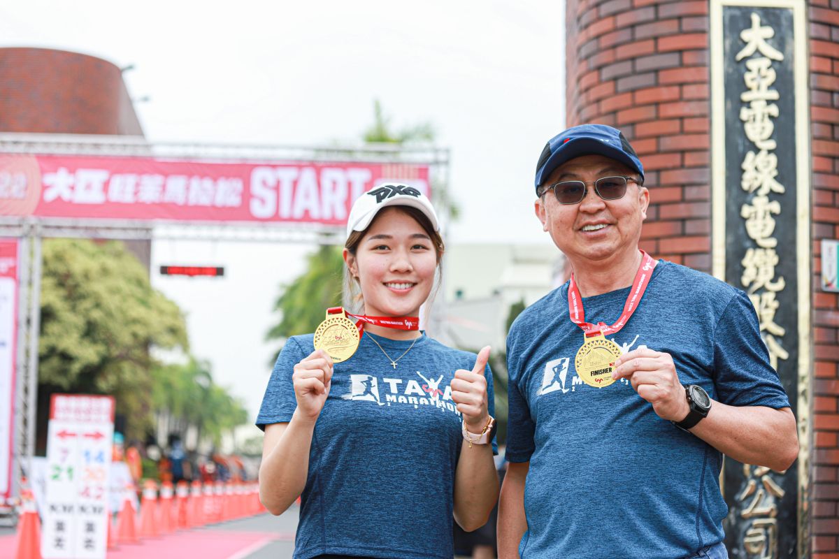 ▲「高球甜心」丁子云(左)和大亞董事長沈尚弘。（圖／葉政勳攝）