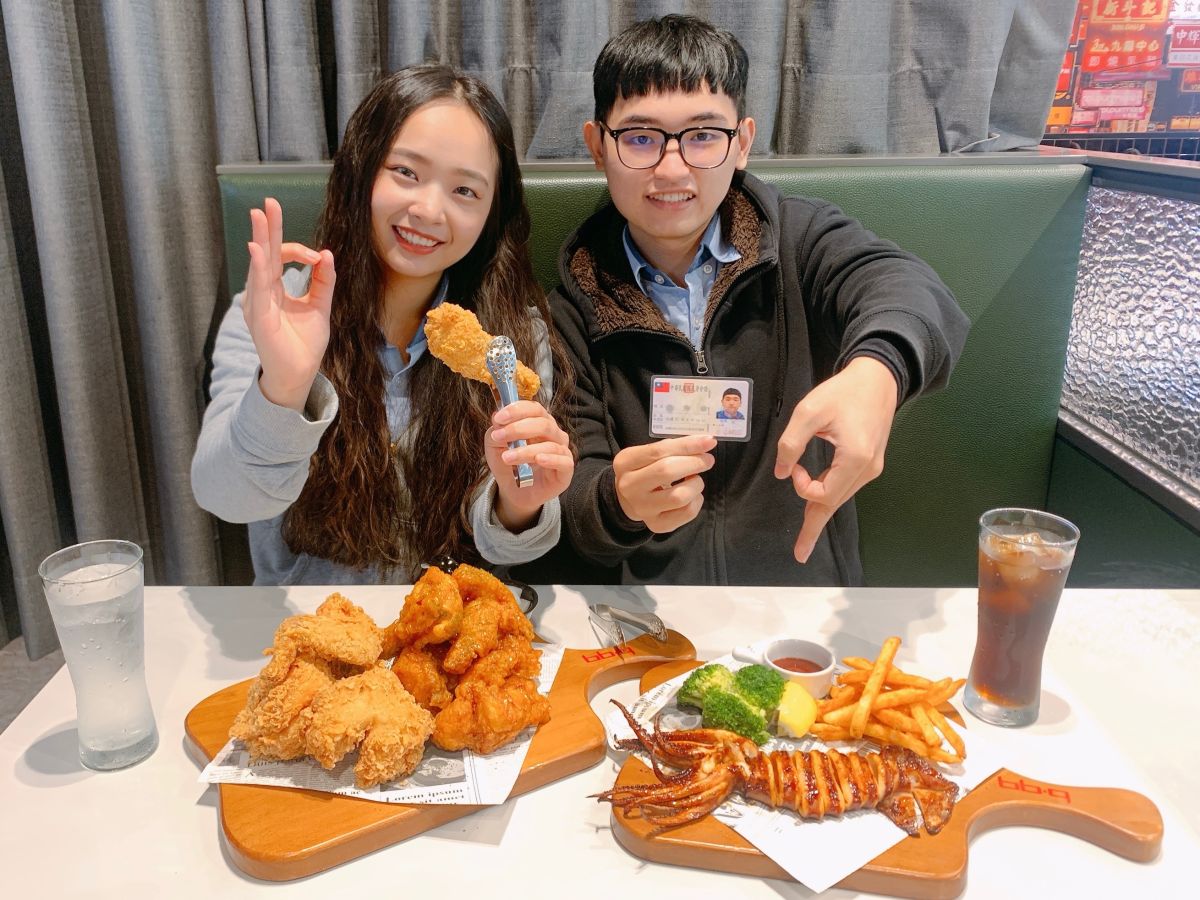 ▲快拿出你的身分證！韓國炸雞bb.q CHICKEN、31冰淇淋、高雄萬豪酒店只要對中身分證字號就有爽吃優惠。沒有對中任何號碼也沒關係，京樂日本料理火鍋只要消費套餐，人人都可以加價1元，享用單點要價480元的鮑魚。（圖／全家國際餐飲提供）