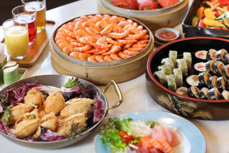 ▲多家吃到飽餐廳在父親節檔期都推出優惠，最優可打至68折，還有4人同行爸爸免費吃，本文整理6品牌、共21家吃到飽餐廳優惠一次看。（圖／高雄萬豪提供）