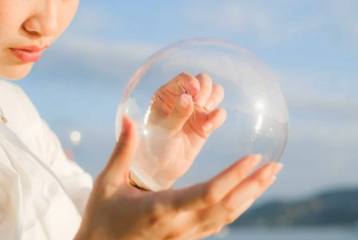 ▲原PO分享自己印象最深刻的童年玩具，是柑仔店賣的「粉色泡泡膠」太空氣球，貼文一出，掀起熱議。（圖／IG ＠124_gin 授權提供）