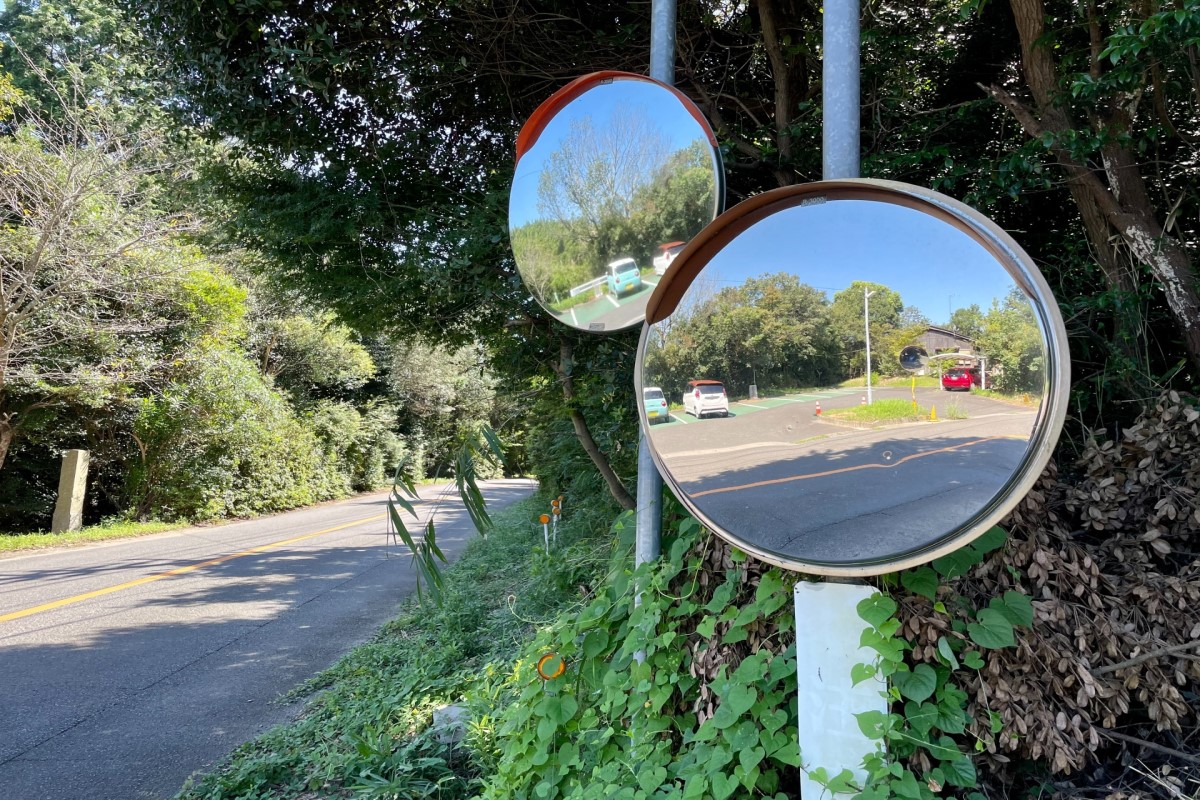 ▲「反光鏡」大多設置在路邊以便來往車輛注意路況，卻有網友發現民眾裝設在公寓頂樓。（示意圖／翻攝自photoAC）