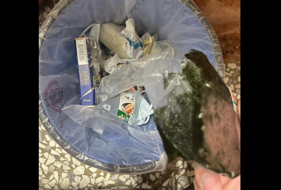 ▲有民眾的御飯糰被微波加熱，後續更忽略了「1細節」釀悲劇。（圖／翻攝《爆怨公社》）