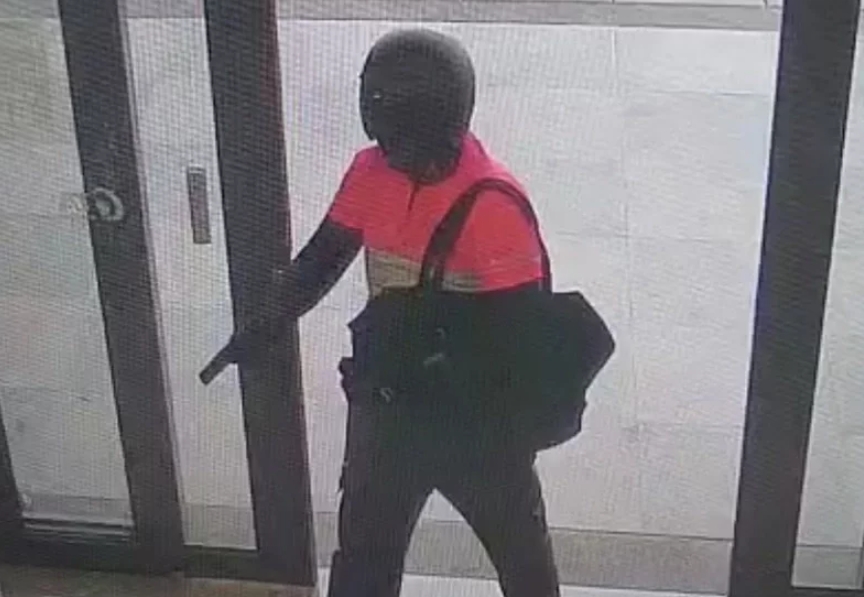 ▲高雄市橋頭區三信銀行橋頭分行，25日下午3點多遭人搶劫，搶匪今（27）日在南投落網。（圖／翻攝畫面）