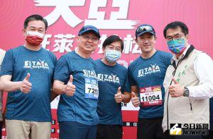 ▲大亞董事長沈尚弘(左2)、台南市長黃偉哲(右1)、立委王定宇(左1),以及NOWnews今日新聞董事長黃群仁都到場參與。(圖/記者葉政勳攝,2022.03.27) ▲大亞董事長沈尚弘(左2)、台南市長黃偉哲(右1)、立委王定宇(左1),以及NOWnews今日新聞董事長黃群仁都到場參與。(圖/記者葉政勳攝,2022.03.27)