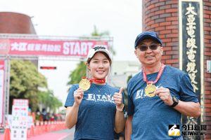 ▲大亞董事長沈尚弘與高球新星丁子云賽後合照。(圖/記者葉政勳攝,2022.03.27) ▲大亞董事長沈尚弘與高球新星丁子云賽後合照。(圖/記者葉政勳攝,2022.03.27)