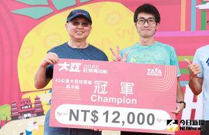 ▲大亞董事長沈尚弘頒獎給42K組冠軍。（圖／記者葉政勳攝，2022.03.27）