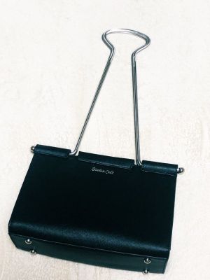 ▲日本一名太太收到先生送的黑色包包，竟然是「長尾夾」造型，被網友笑說「感覺揹起來好像很痛」。（圖／推特帳號inoopy_chan）