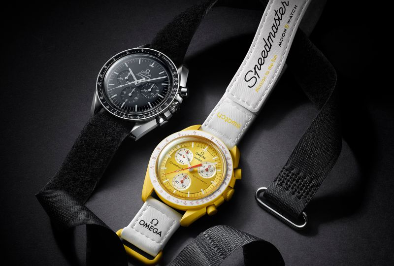 ▲瑞士OMEGA歐米茄聯名Swatch打造Speedmaster Moonwatch超霸登月錶，推出「Bioceramic MoonSwatch」系列11款行星錶，而且官方保證「整體外觀毫無差異」，當然用色、材質等標準規格有別於經典，但對比OMEGA今年登月錶動輒20萬元至近200萬元的建議售價，每只聯名錶只要7900元的驚人定價，在全球各地衝出買氣，台灣限西門町形象店與台北101概念店販售，開賣當天也因搶購爆發出火氣。據悉該系列「不限量」、未來還會開放線上銷售，現在帶大家一次看懂OMEGA登月錶在紅什麼？（圖／OMEGA提供）