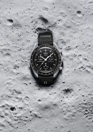▲外觀直逼原型登月錶，「MISSION TO THE MOON」以灰色錶殼搭配黑色錶盤重現經典。（圖／OMEGA提供）