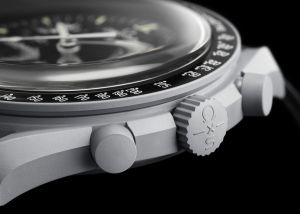 ▲面盤與錶冠上皆有兩大品牌的聯名Logo「OMEGA x Swatch」。（圖／OMEGA提供）