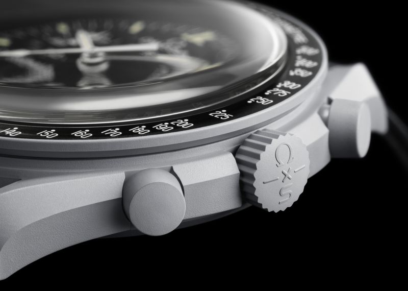 ▲面盤與錶冠上皆有兩大品牌的聯名Logo「OMEGA x Swatch」。(圖/OMEGA提供)