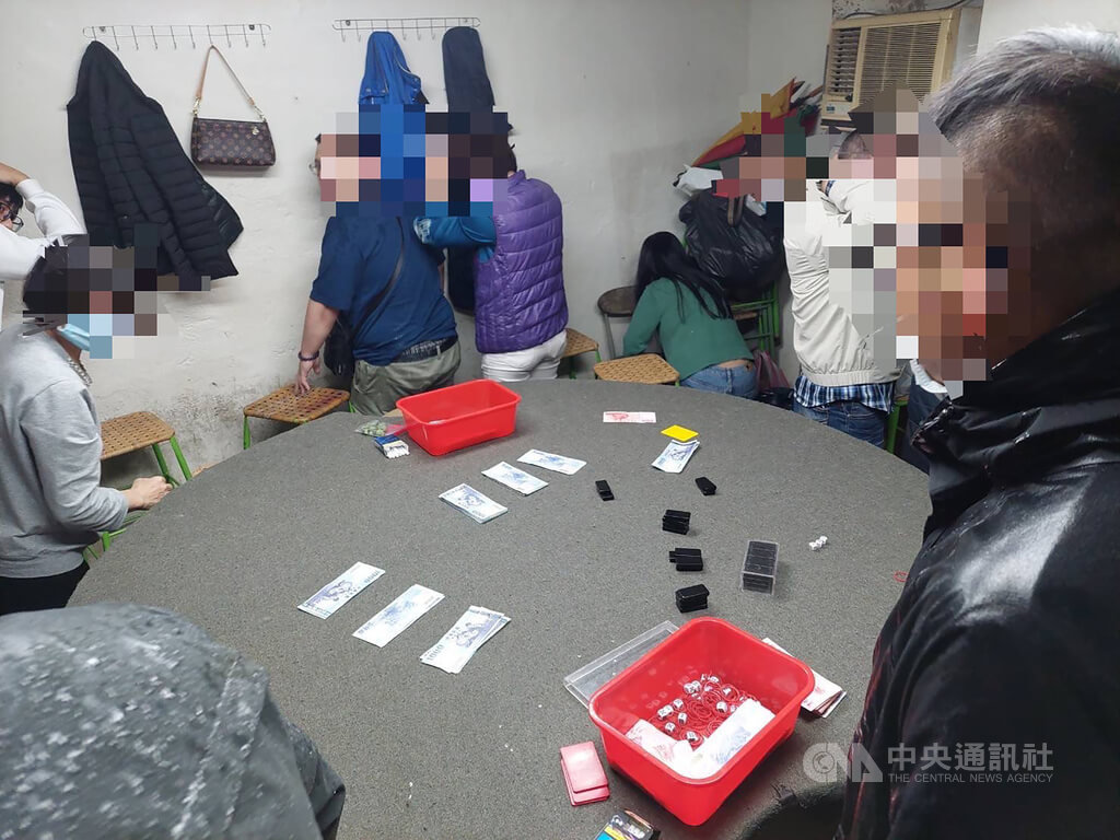 ▲以50歲張姓男子為首的天九牌賭場藏匿北市山區宮廟內，警方掌握情資並經數日偵蒐，27日凌晨發動搜索行動，一舉逮張男和賭客等24人送辦。（圖／翻攝照片 中央社記者黃麗芸傳真 111年3月27日）