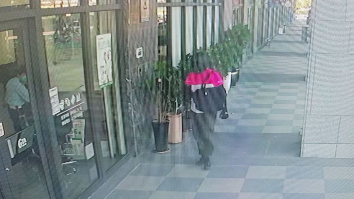 ▲高雄三信商銀橋頭分行25日營業時間結束後，突遭曾嫌持槍行搶，當時曾嫌為降低保全戒心，竟假扮成外送員。(圖／記者郭凱杰翻攝)