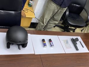 ▲警方當場查扣曾嫌手機、黑色背包、瓦斯空氣槍1把等贓證物。(圖／記者郭凱杰翻攝)