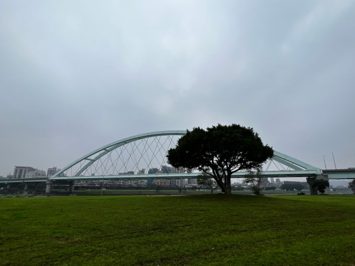 ▲今（18）日全台雨勢相較前幾天大大趨緩，但受東北季風影響，全台各地氣溫感受都偏涼，明天依舊是這樣的天氣型態。（圖／張勵德攝）