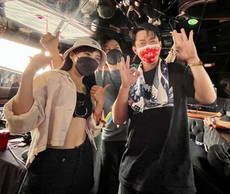 ▲高雄市議員黃捷今（27）日前往大港開唱共襄盛舉，並在現場與林昶佐和陳柏惟合照自拍，笑稱是「罷免3人組」。（圖／翻攝自黃捷臉書）