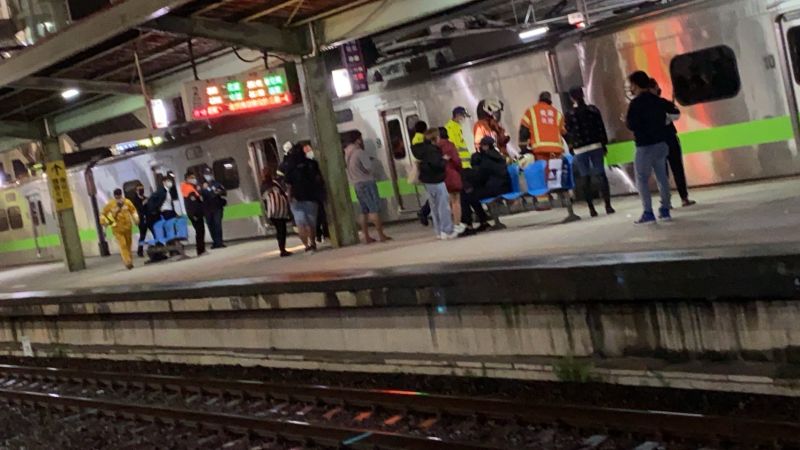 快訊／台鐵中壢車站驚傳旅客掉落軌道！雙向列車延遲
