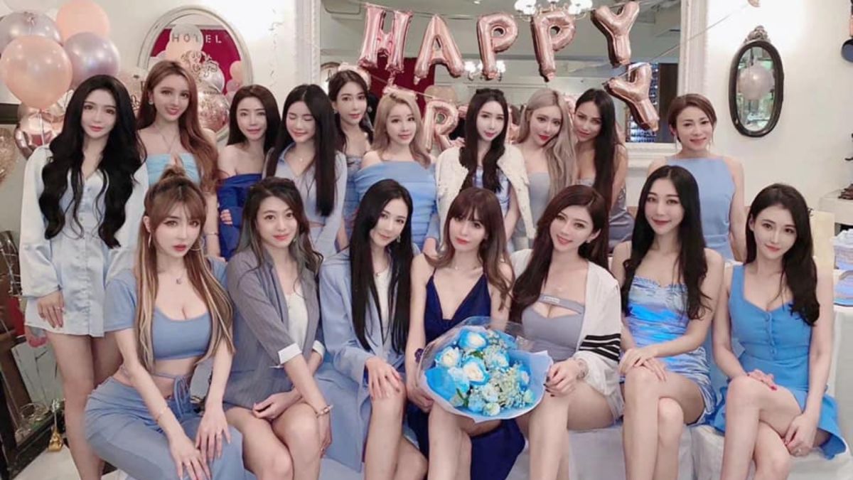 ▲「情色教主」雪碧分享好友慶生合照。（圖／真雪碧 無雙ss臉書）