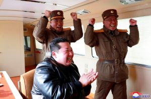 ▲北韓官方宣稱，24日在最高領導人金正恩的監督和指揮下，成功試射「火星-17」洲際彈道飛彈，卻遭美韓質疑其實是「火星-15」。（圖／美聯社／達志影像）