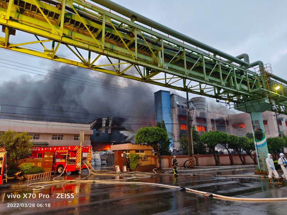 ▲大園工業區今天凌晨發生工廠火警，一名外籍移工一度受困，消防人員到場後以雲梯車將他救出。（圖／翻攝「記者爆料網」）